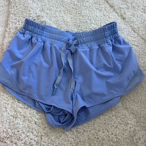 lululemon hotty hot shorts 2.5”